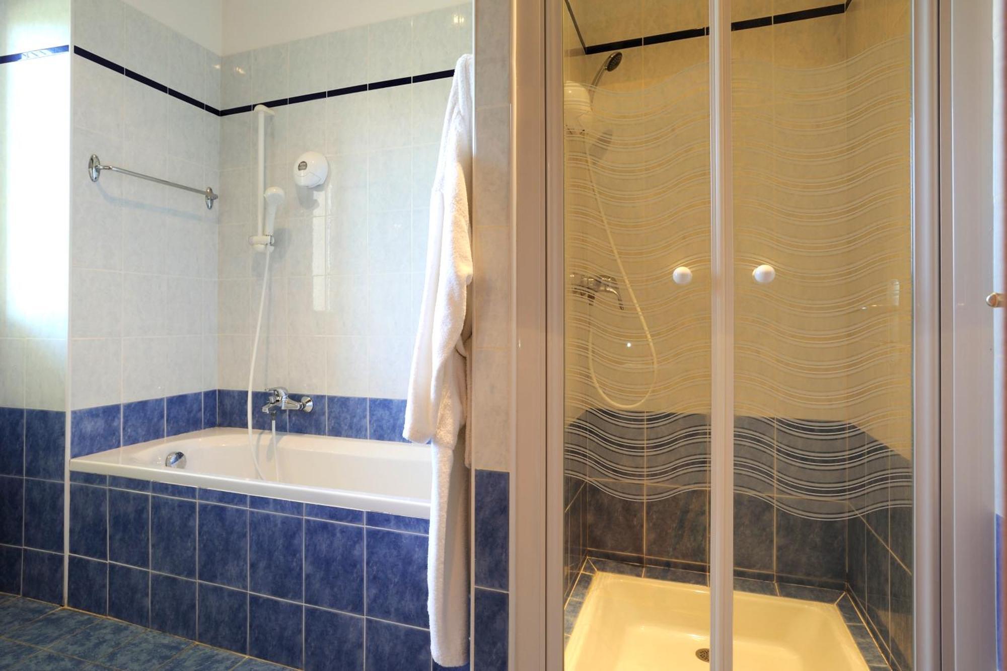 Societe Hoteliere De Montmirail Жигондас Екстериор снимка