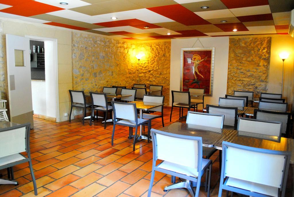 Societe Hoteliere De Montmirail Жигондас Екстериор снимка