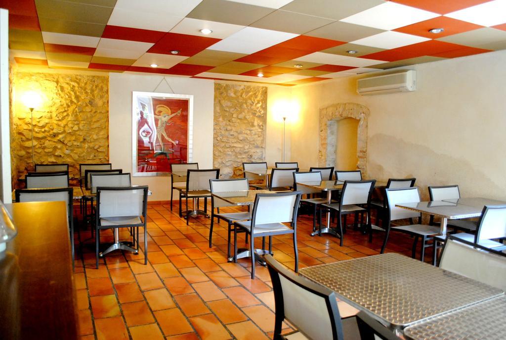 Societe Hoteliere De Montmirail Жигондас Екстериор снимка